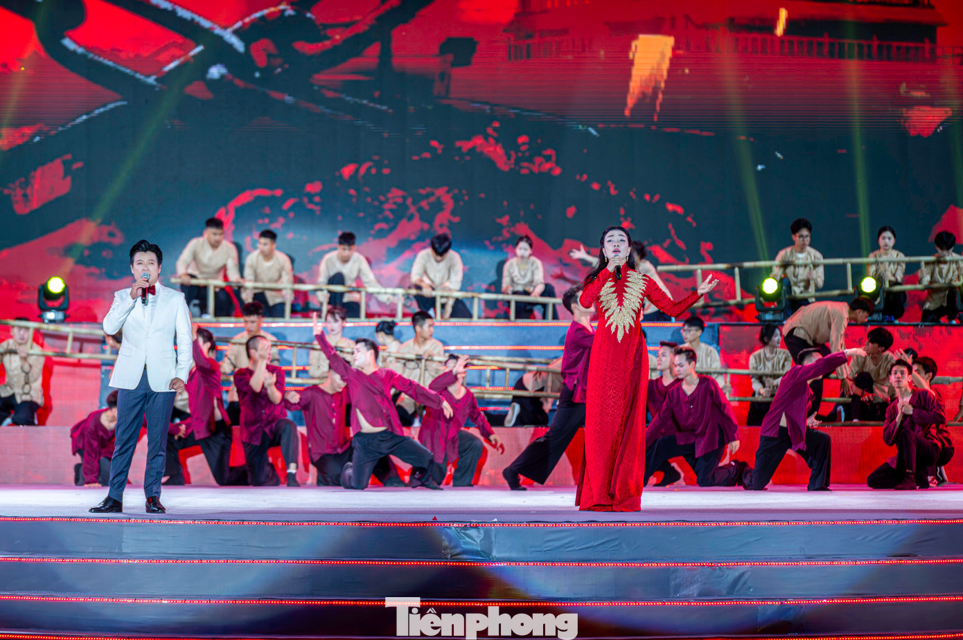 Ngay sau lễ chào cờ, đại cảnh mở màn diễn ra ấn tượng với mashup “Kể chuyện người cộng sản - Thành phố Hoa Phượng Đỏ - Hải Phòng cất cánh bay lên” (Sáng tác: nhạc sĩ Trần Hoàn - nhà thơ Hải Như và nhạc sĩ Lương Vĩnh - nhạc sĩ Hồ Trọng Tuấn) do các nghệ sĩ “Họa mi bán cổ điển” Phạm Thu Hà, NSUT Vũ Thắng Lợi và Divo Tùng Dương thể hiện, đưa người xem đến với một Hải Phòng vừa truyền thống, vừa đương đại, có quá khứ hào hùng, hiện tại phát triển vượt bậc và vươn mình tới tương lai tươi sáng.