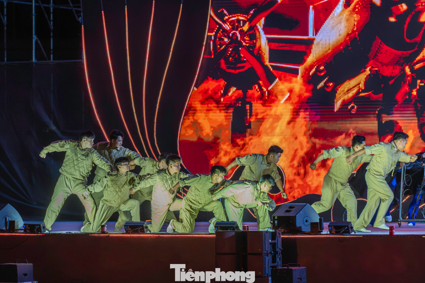 Ba trường đoạn nghệ thuật ấn tượng: “Hải Phòng - địa linh, nhân kiệt”, “Khúc tráng ca Trung dũng - Quyết thắng”, “Hải Phòng - niềm tin và khát vọng vươn mình”. Mỗi chương kể lại hành trình lịch sử, phát triển và khát vọng tương lai của thành phố Cảng qua ngôn ngữ âm nhạc, vũ đạo và sân khấu thực cảnh. Với sự góp mặt của các nghệ sĩ nổi tiếng như Tùng Dương, Vũ Thắng Lợi, Soobin Hoàng Sơn, Phương Linh, Hoàng Bách, Anh Tú, NSƯT Khánh Hòa, Lâm Bảo Ngọc…