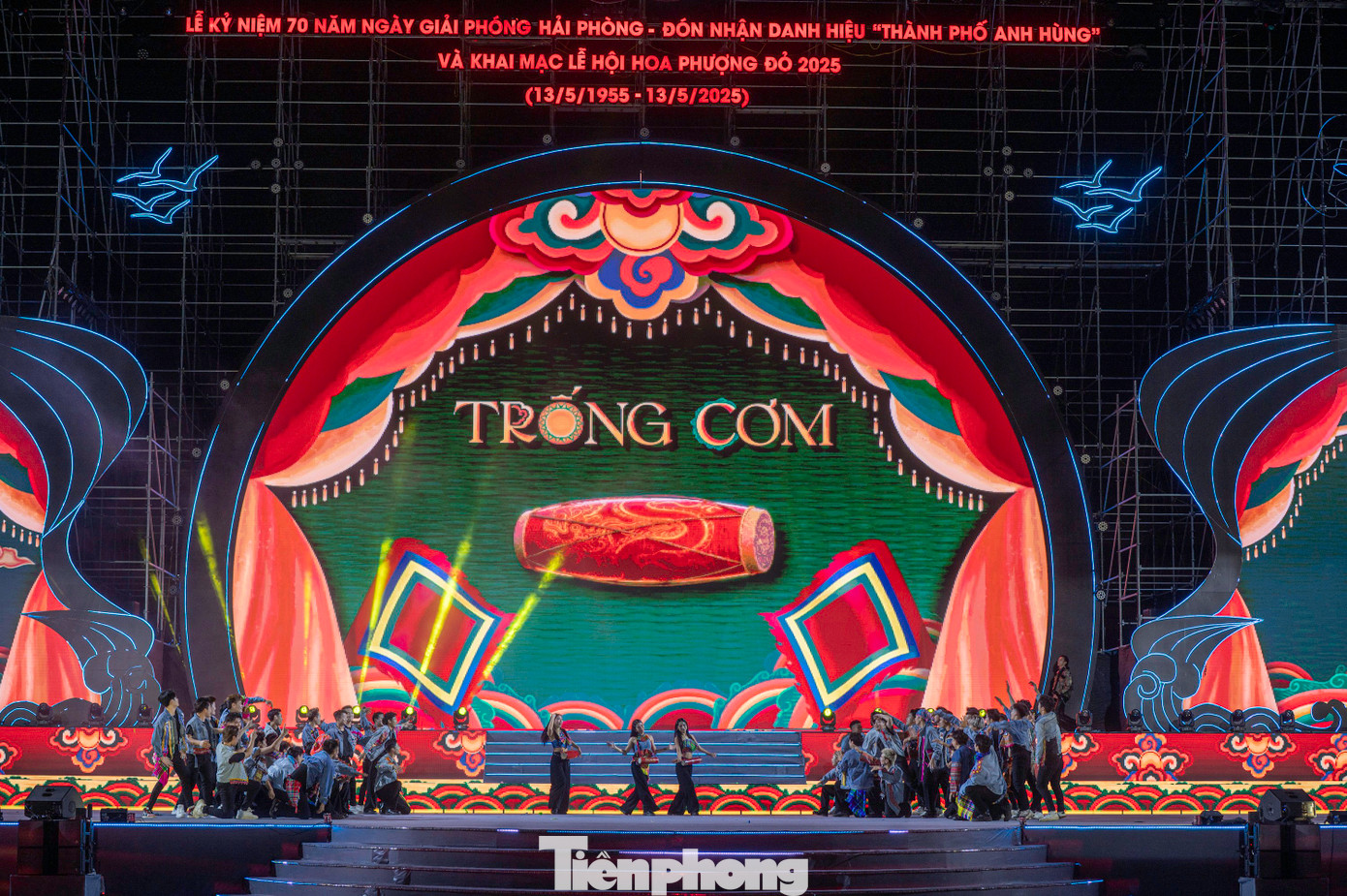 Khán giả bùng nổ hò reo khi ca sĩ Soobin Hoàng Sơn xuất hiện với ca khúc Trống cơm kết hợp giữa chất liệu dân gian và âm nhạc điện tử hiện đại.