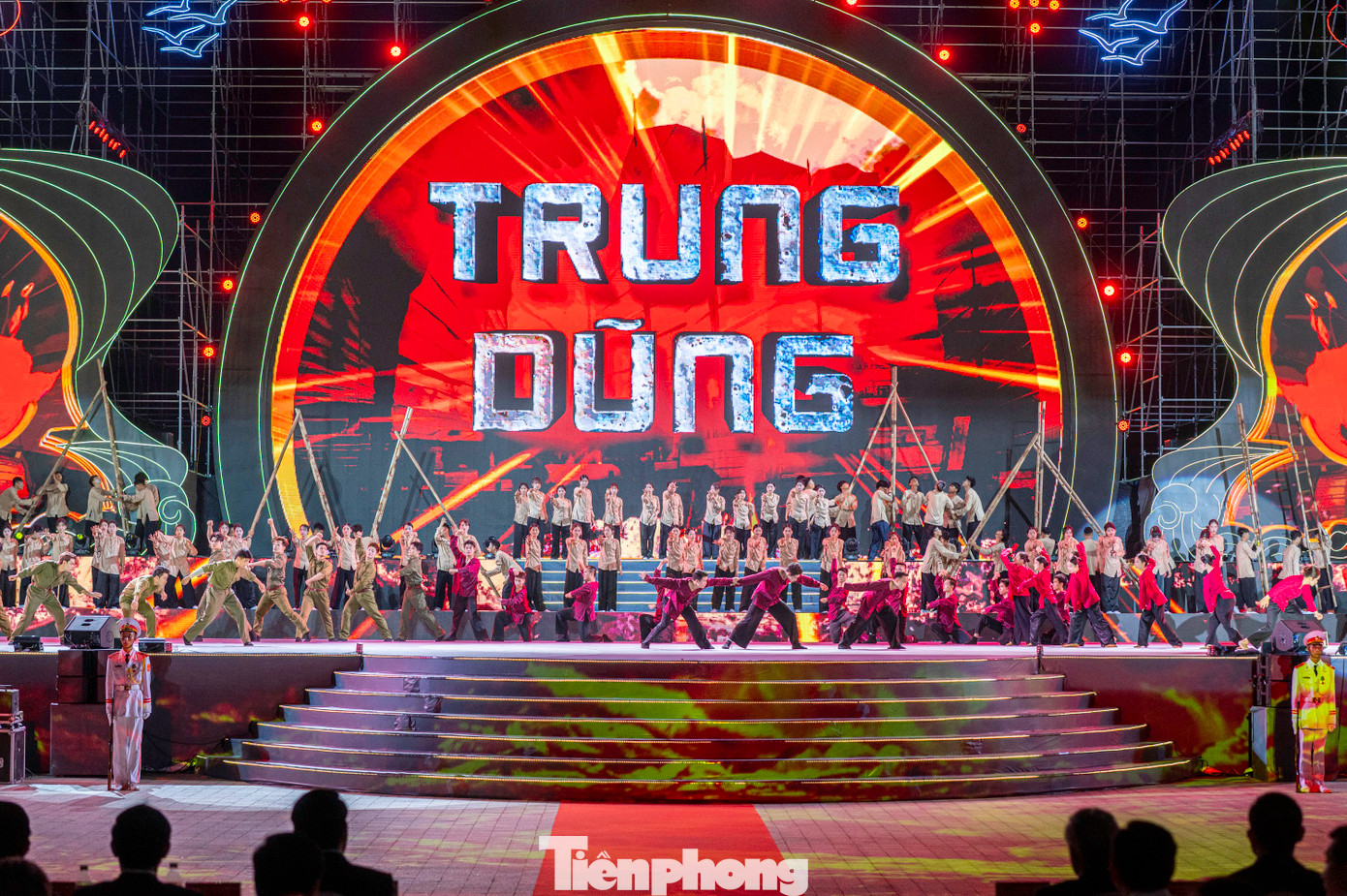 Ngay sau lễ chào cờ, đại cảnh mở màn diễn ra ấn tượng với mashup “Kể chuyện người cộng sản - Thành phố Hoa Phượng Đỏ - Hải Phòng cất cánh bay lên” (Sáng tác: nhạc sĩ Trần Hoàn - nhà thơ Hải Như và nhạc sĩ Lương Vĩnh - nhạc sĩ Hồ Trọng Tuấn) do các nghệ sĩ “Họa mi bán cổ điển” Phạm Thu Hà, NSUT Vũ Thắng Lợi và Divo Tùng Dương thể hiện, đưa người xem đến với một Hải Phòng vừa truyền thống, vừa đương đại, có quá khứ hào hùng, hiện tại phát triển vượt bậc và vươn mình tới tương lai tươi sáng.