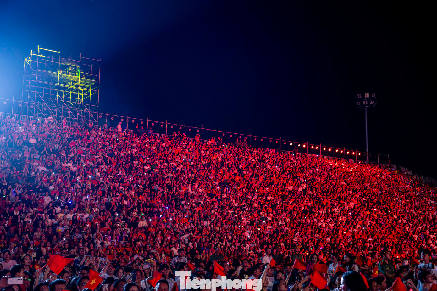 Khu khán đài hơn 13.000 chỗ ngồi được lấp đầy không còn chỗ trống. Hàng vạn người dân và du khách, gương mặt ai cũng rạng ngời niềm tự hào, náo nức đón xem.