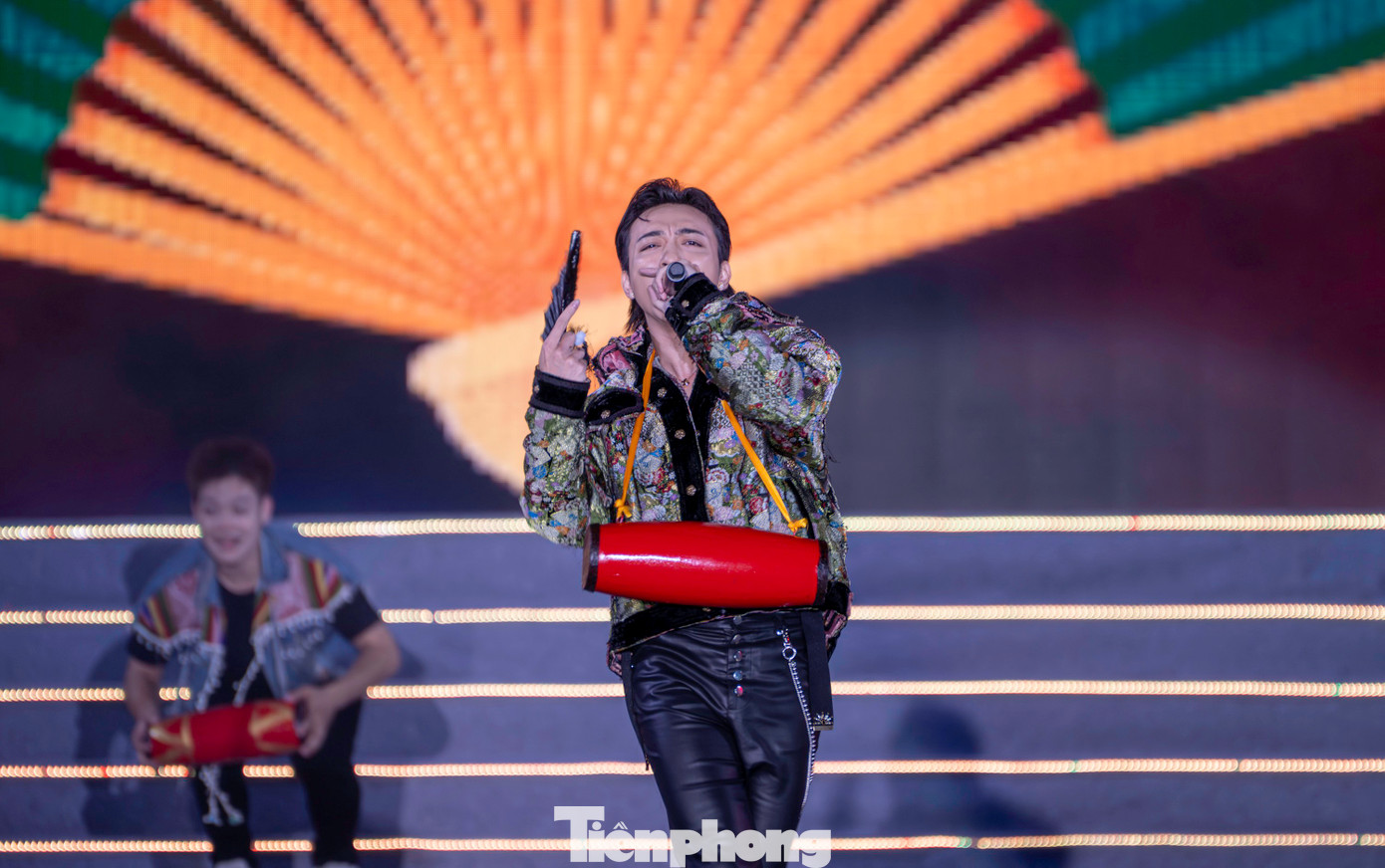 Khán giả bùng nổ hò reo khi ca sĩ Soobin Hoàng Sơn xuất hiện với ca khúc Trống cơm kết hợp giữa chất liệu dân gian và âm nhạc điện tử hiện đại.