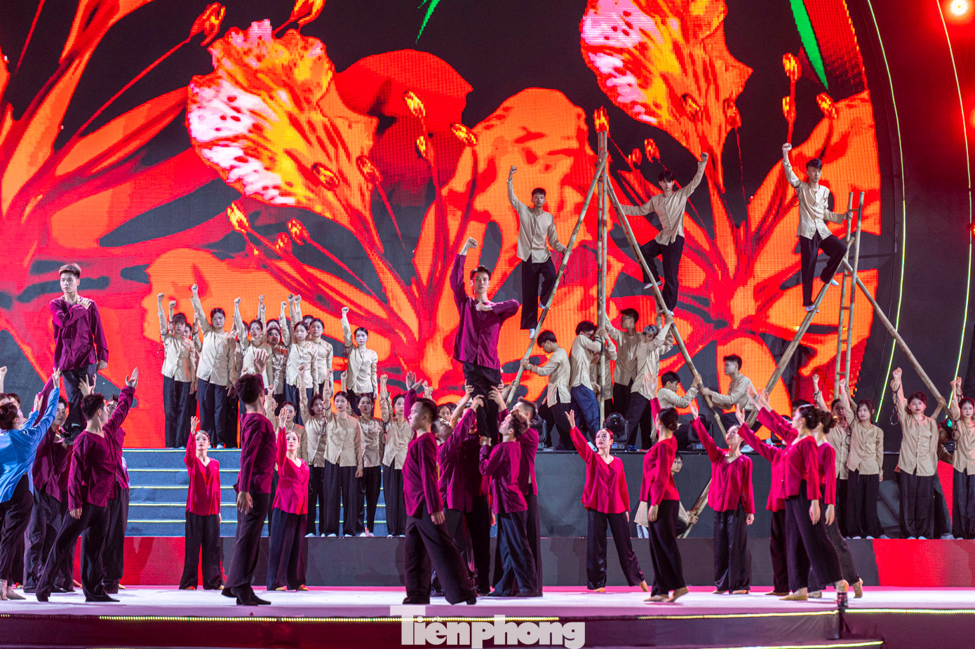 Ngay sau lễ chào cờ, đại cảnh mở màn diễn ra ấn tượng với mashup “Kể chuyện người cộng sản - Thành phố Hoa Phượng Đỏ - Hải Phòng cất cánh bay lên” (Sáng tác: nhạc sĩ Trần Hoàn - nhà thơ Hải Như và nhạc sĩ Lương Vĩnh - nhạc sĩ Hồ Trọng Tuấn) do các nghệ sĩ “Họa mi bán cổ điển” Phạm Thu Hà, NSUT Vũ Thắng Lợi và Divo Tùng Dương thể hiện, đưa người xem đến với một Hải Phòng vừa truyền thống, vừa đương đại, có quá khứ hào hùng, hiện tại phát triển vượt bậc và vươn mình tới tương lai tươi sáng.