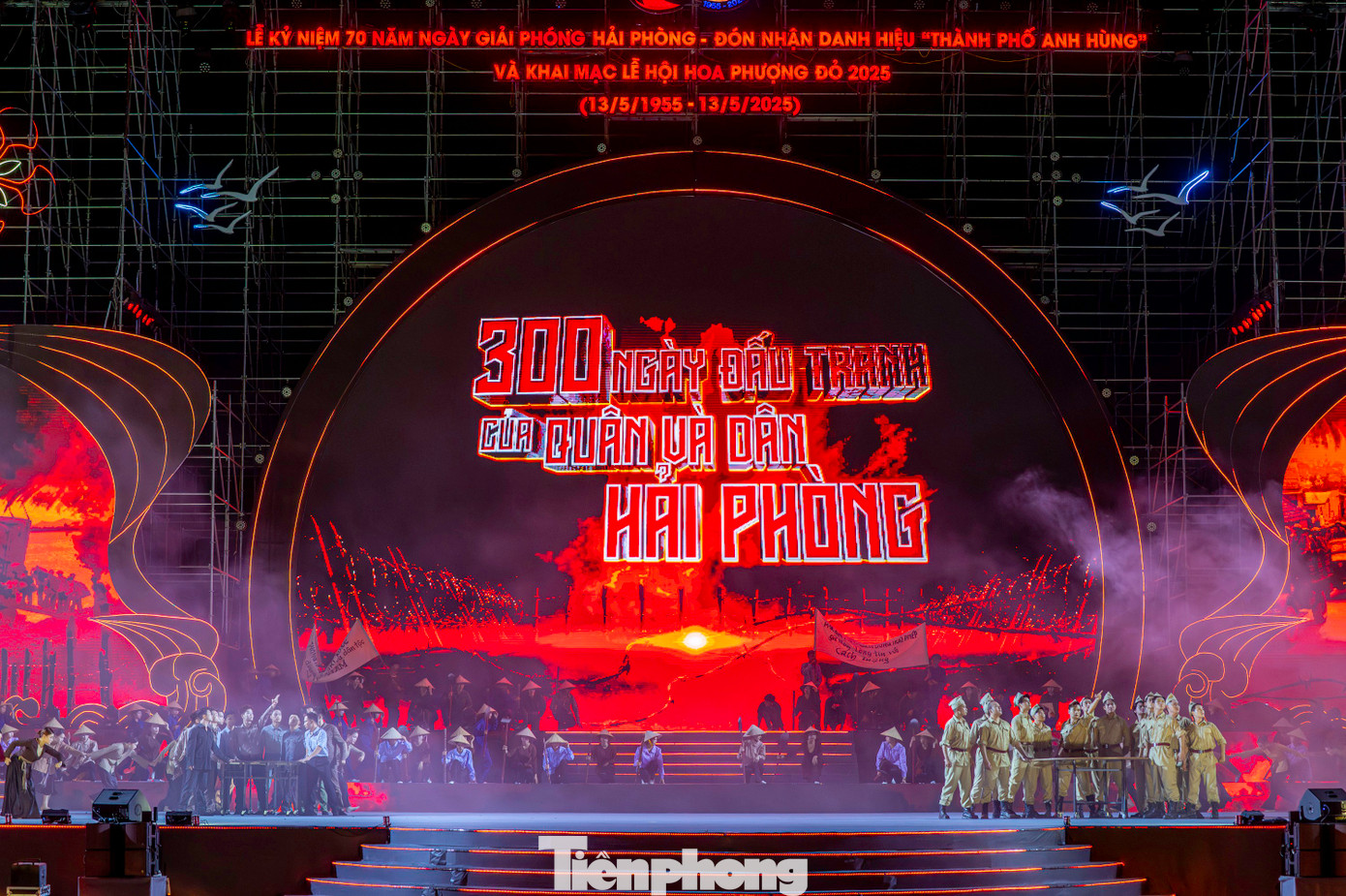 Ấn tượng nhất trong số các tiết mục là màn tái hiện lại 300 ngày đêm đấu tranh của quân và dân TP Hải phòng. Cách đây tròn 70 năm, ngày 13/5/1955, lính Pháp cuối cùng đã lên tàu rời khỏi thành phố Cảng, quân và dân Hải Phòng hân hoan trong niềm vui chiến thắng.