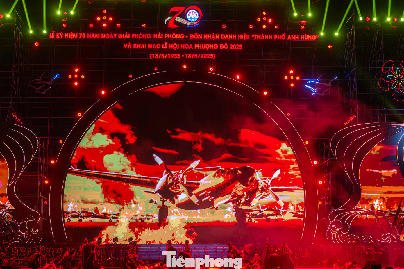Ba trường đoạn nghệ thuật ấn tượng: “Hải Phòng - địa linh, nhân kiệt”, “Khúc tráng ca Trung dũng - Quyết thắng”, “Hải Phòng - niềm tin và khát vọng vươn mình”. Mỗi chương kể lại hành trình lịch sử, phát triển và khát vọng tương lai của thành phố Cảng qua ngôn ngữ âm nhạc, vũ đạo và sân khấu thực cảnh. Với sự góp mặt của các nghệ sĩ nổi tiếng như Tùng Dương, Vũ Thắng Lợi, Soobin Hoàng Sơn, Phương Linh, Hoàng Bách, Anh Tú, NSƯT Khánh Hòa, Lâm Bảo Ngọc…