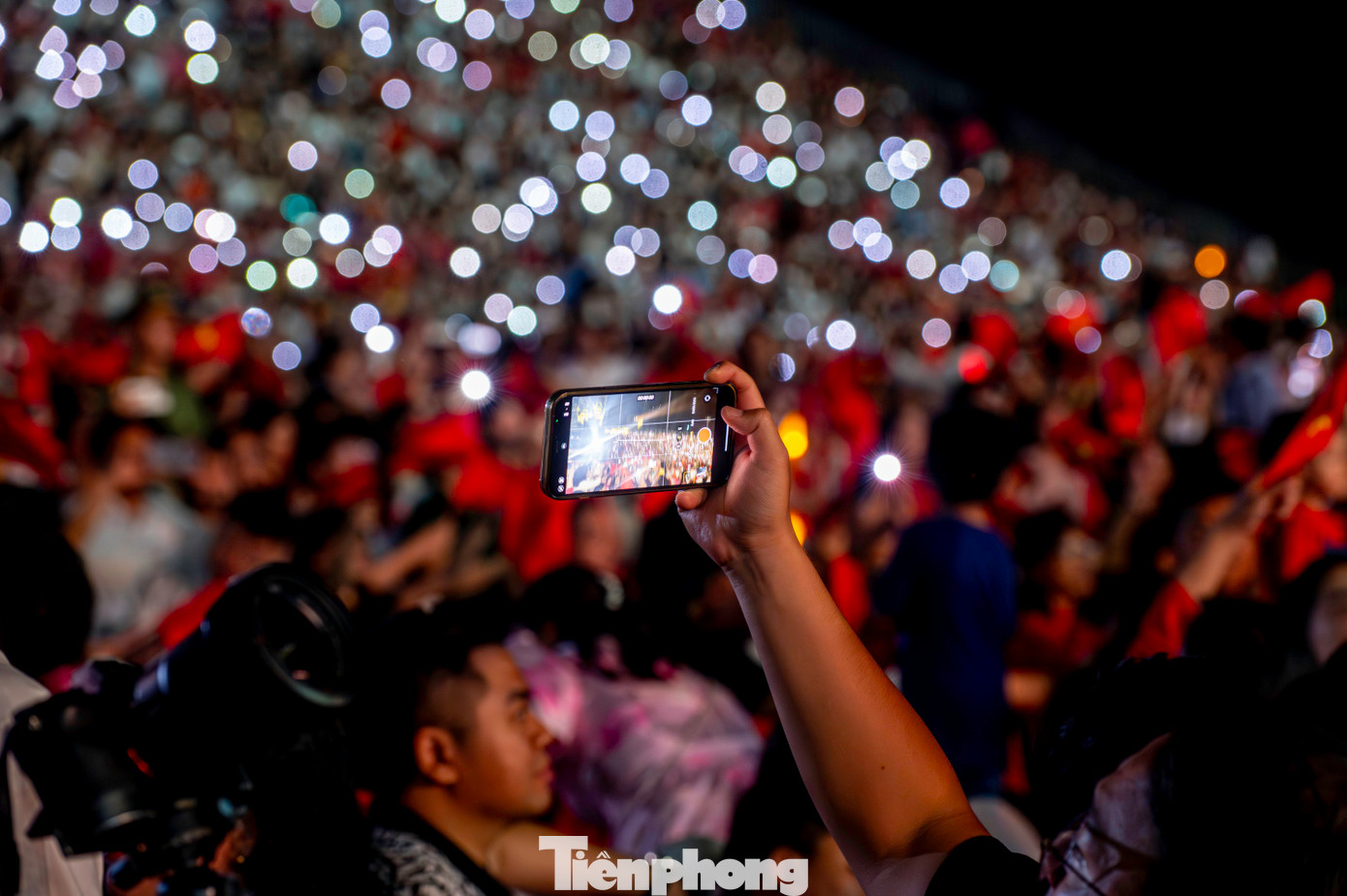 Cả khán đài rực rỡ trong màu đỏ của cờ Tổ Quốc và lung linh trong ánh đèn flash cùng lightstick đầy màu sắc.