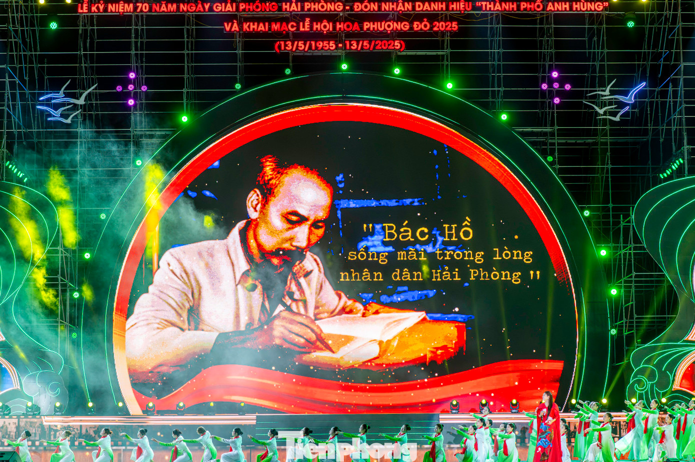 Chương trình nghệ thuật “Hải Phòng - 70 năm niềm tin và khát vọng vươn mình” vẫn duy trì bản sắc truyền thống. Đó vẫn là bản hùng ca về vùng đất, con người Hải Phòng, thể hiện rõ nét khát vọng vươn lên của Đảng bộ, chính quyền và người dân thành phố Cảng hôm nay.