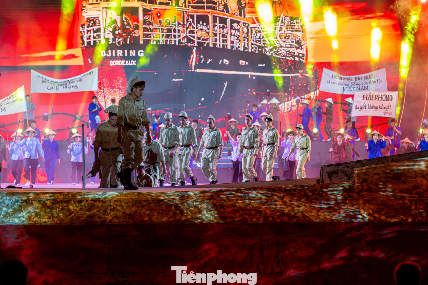 Ấn tượng nhất trong số các tiết mục là màn tái hiện lại 300 ngày đêm đấu tranh của quân và dân TP Hải phòng. Cách đây tròn 70 năm, ngày 13/5/1955, lính Pháp cuối cùng đã lên tàu rời khỏi thành phố Cảng, quân và dân Hải Phòng hân hoan trong niềm vui chiến thắng.