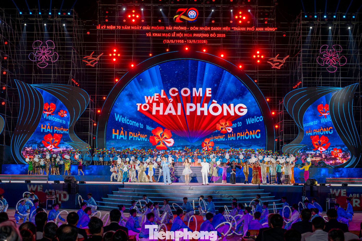 Tối 13/5, tại quảng trường phía trước Trung tâm Chính trị - Hành chính tại Khu đô thị mới Bắc sông Cấm, Hải Phòng, chương trình nghệ thuật khai mạc Lễ hội Hoa Phượng Đỏ - Hải Phòng 2025 với chủ đề “Hải Phòng - 70 năm niềm tin và khát vọng vươn mình” được diễn ra.