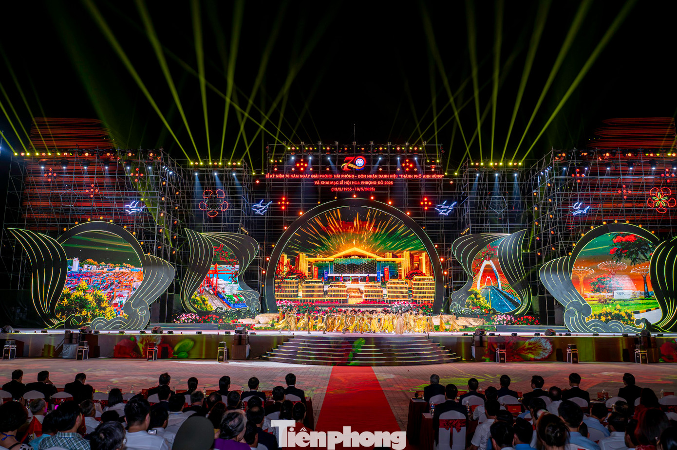 Theo đại diện TP Hải Phòng, chương trình khai mạc Lễ hội Hoa Phượng Đỏ năm 2025 được dàn dựng công phu, hoành tráng, ấn tượng trên sân khấu cỡ lớn, 3 cấp và tỏa rộng với diện tích gần 2.000 m2 và sự tham gia của khoảng 1.000 nghệ sĩ, diễn viên chuyên nghiệp và không chuyên thực hiện.