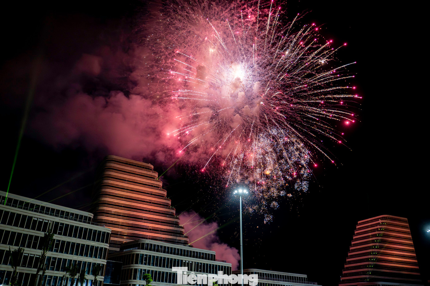 Chương trình kết thúc bằng màn pháo hoa tại 6 điểm thắp sáng bầu trời thành phố Hải Phòng đánh dấu mốc son chói lọi kỷ niệm 70 năm Giải phóng Hải Phòng và khai mạc Lễ hội Hoa Phượng Đỏ năm 2025.