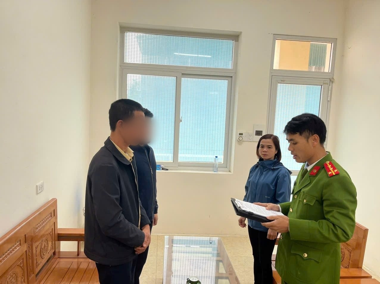 Công an huyện Cô Tô đọc lệnh khởi tố vụ án và khởi tố bị can đối với Lê Văn Tuấn. Ảnh: Công an cung cấp. Công an huyện Cô Tô đọc lệnh khởi tố vụ án và khởi tố bị can đối với Lê Văn Tuấn. Ảnh: Công an cung cấp.