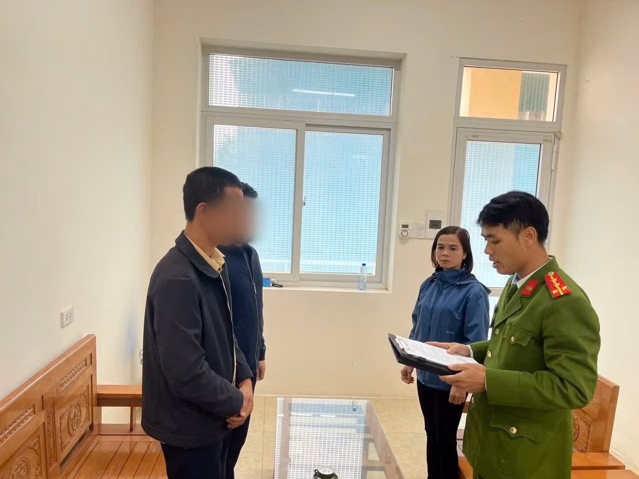 Công an huyện Cô Tô đọc lệnh khởi tố vụ án và khởi tố bị can đối với Lê Văn Tuấn. Ảnh: Công an cung cấp.