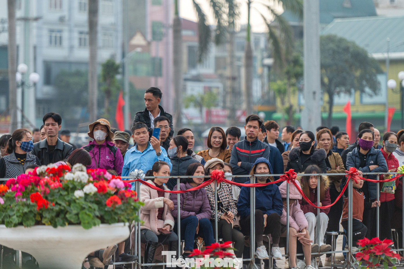 Ghi nhận của PV báo Tiền Phong, ngay từ sáng sớm thân nhân của các chiến sĩ đổ về Quảng trường 12/11 - nơi tổ chức lễ bàn giao quân tại TP Cẩm Phả. Ghi nhận của PV báo Tiền Phong, ngay từ sáng sớm thân nhân của các chiến sĩ đổ về Quảng trường 12/11 - nơi tổ chức lễ bàn giao quân tại TP Cẩm Phả.