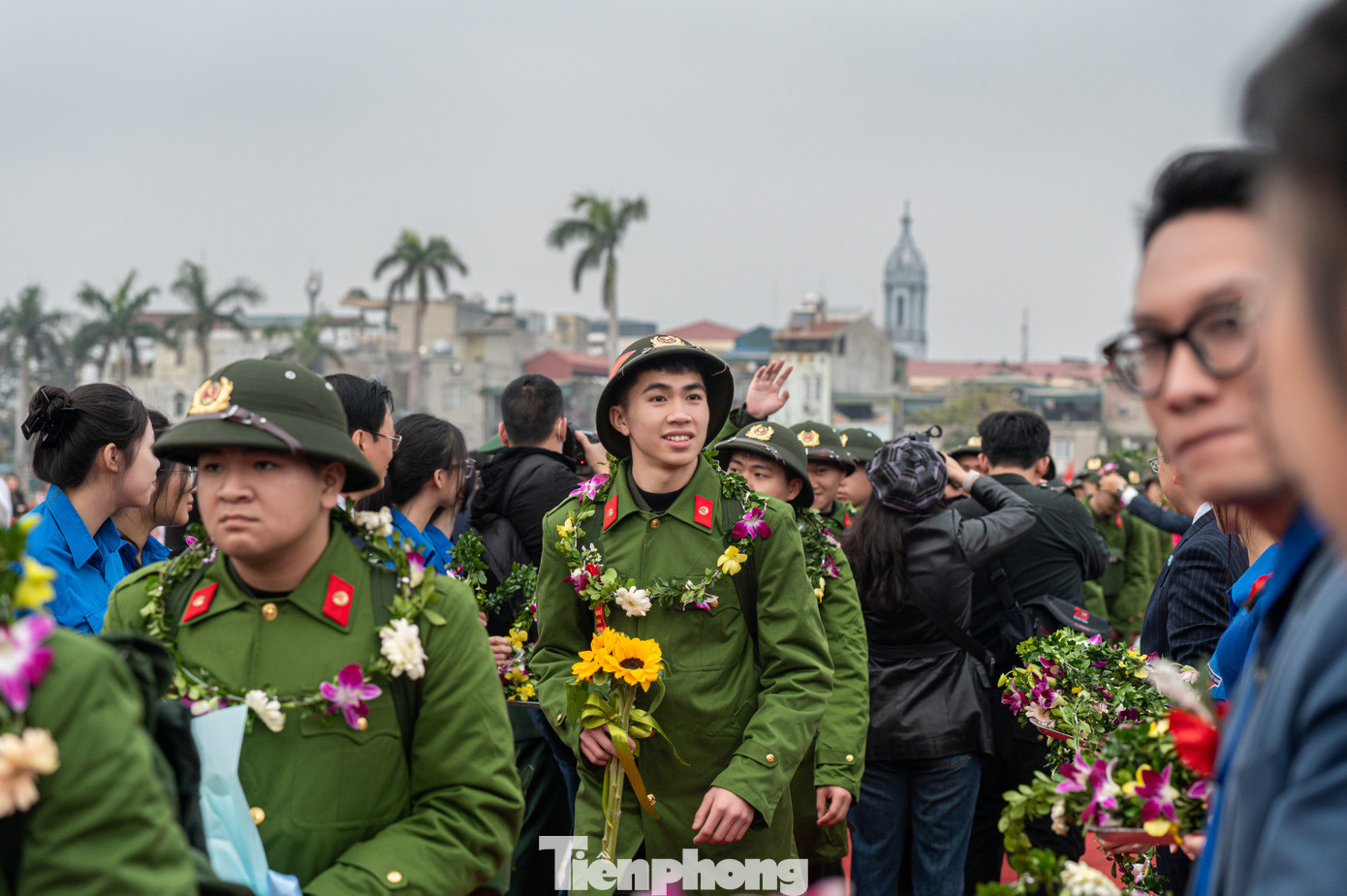 Trong số này, nhiều người đã tốt nghiệp đại học, cao đẳng và đang có việc làm ổn định với mức lương cao nhưng vẫn sẵn sàng tình nguyện, xung phong lên đường thực hiện nghĩa vụ, cống hiến sức trẻ cho Tổ quốc. Trong số này, nhiều người đã tốt nghiệp đại học, cao đẳng và đang có việc làm ổn định với mức lương cao nhưng vẫn sẵn sàng tình nguyện, xung phong lên đường thực hiện nghĩa vụ, cống hiến sức trẻ cho Tổ quốc.