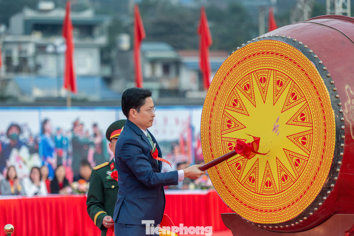 Trong lời phát biểu tiễn các tân binh lên đường nhập ngũ, ông Phạm Lê Hưng, Chủ tịch UBND thành phố Cẩm Phả mong muốn các chiến sĩ phát huy vai trò xung kích của thế hệ thanh niên trẻ, cố gắng rèn luyện phẩm chất, đạo đức, sớm trở về đóng góp cho quê hương. Trong lời phát biểu tiễn các tân binh lên đường nhập ngũ, ông Phạm Lê Hưng, Chủ tịch UBND thành phố Cẩm Phả mong muốn các chiến sĩ phát huy vai trò xung kích của thế hệ thanh niên trẻ, cố gắng rèn luyện phẩm chất, đạo đức, sớm trở về đóng góp cho quê hương.