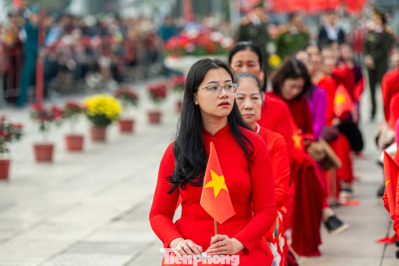 Ghi nhận của PV báo Tiền Phong, ngay từ sáng sớm thân nhân của các chiến sĩ đổ về Quảng trường 12/11 - nơi tổ chức lễ bàn giao quân tại TP Cẩm Phả. Ghi nhận của PV báo Tiền Phong, ngay từ sáng sớm thân nhân của các chiến sĩ đổ về Quảng trường 12/11 - nơi tổ chức lễ bàn giao quân tại TP Cẩm Phả.