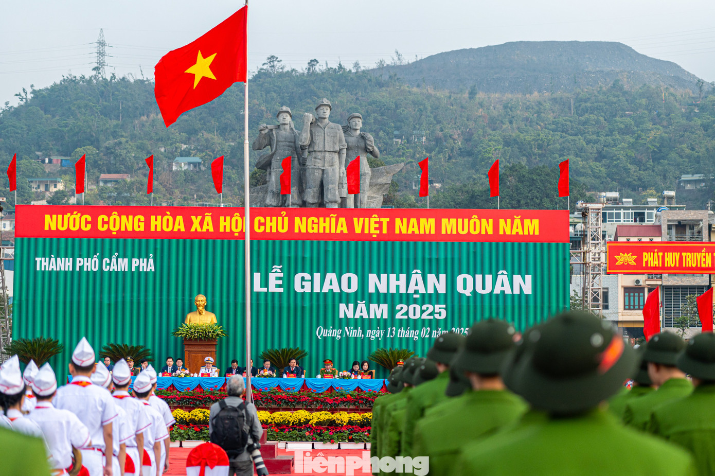 Sáng 13/2, hòa chung với thanh niên cả nước, gần 2.200 thanh niên toàn tỉnh Quảng Ninh tham gia lên đường nhập ngũ bảo vệ Tổ quốc. Sáng 13/2, hòa chung với thanh niên cả nước, gần 2.200 thanh niên toàn tỉnh Quảng Ninh tham gia lên đường nhập ngũ bảo vệ Tổ quốc.