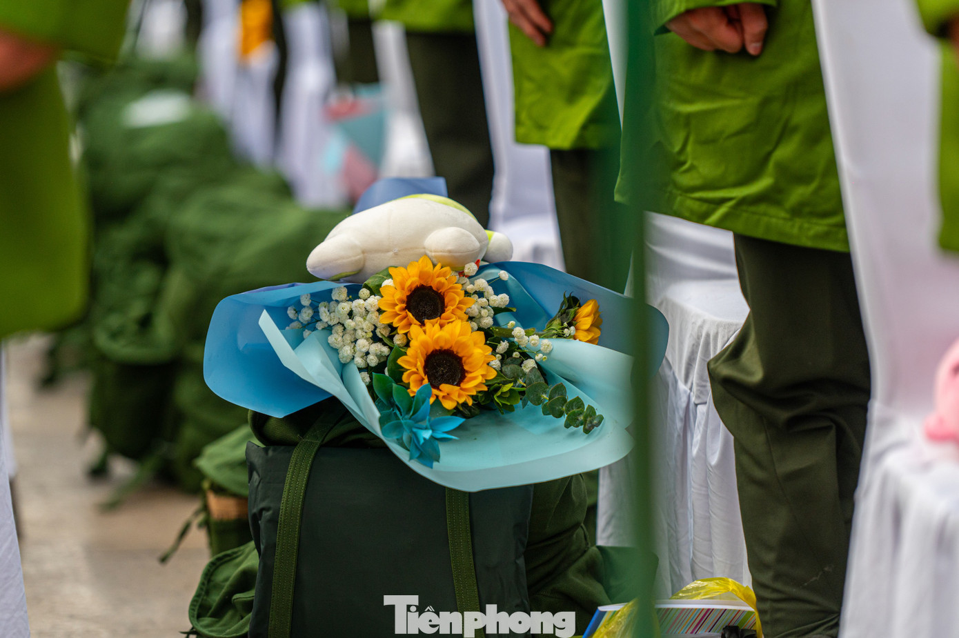 Hành trang ngoài những vật dụng phục vụ công tác huấn luyện còn là niềm hy vọng của người thân các chiến sĩ. Hành trang ngoài những vật dụng phục vụ công tác huấn luyện còn là niềm hy vọng của người thân các chiến sĩ.