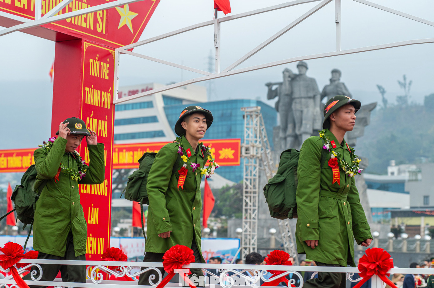 "Em mong các chiến sĩ tiếp nối truyền thống thanh niên Việt Nam, tiếp bước truyền thống cha anh, không ngừng trau dồi kiến thức, nghiêm túc rèn luyện để trưởng thành về mọi mặt trong thời gian nhập ngũ", Phương chia sẻ. "Em mong các chiến sĩ tiếp nối truyền thống thanh niên Việt Nam, tiếp bước truyền thống cha anh, không ngừng trau dồi kiến thức, nghiêm túc rèn luyện để trưởng thành về mọi mặt trong thời gian nhập ngũ", Phương chia sẻ.