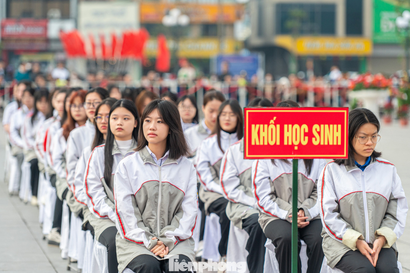 Ghi nhận của PV báo Tiền Phong, ngay từ sáng sớm thân nhân của các chiến sĩ đổ về Quảng trường 12/11 - nơi tổ chức lễ bàn giao quân tại TP Cẩm Phả. Ghi nhận của PV báo Tiền Phong, ngay từ sáng sớm thân nhân của các chiến sĩ đổ về Quảng trường 12/11 - nơi tổ chức lễ bàn giao quân tại TP Cẩm Phả.