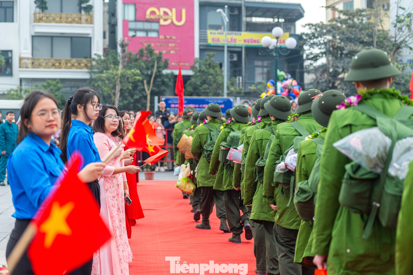 "Em mong các chiến sĩ tiếp nối truyền thống thanh niên Việt Nam, tiếp bước truyền thống cha anh, không ngừng trau dồi kiến thức, nghiêm túc rèn luyện để trưởng thành về mọi mặt trong thời gian nhập ngũ", Phương chia sẻ. "Em mong các chiến sĩ tiếp nối truyền thống thanh niên Việt Nam, tiếp bước truyền thống cha anh, không ngừng trau dồi kiến thức, nghiêm túc rèn luyện để trưởng thành về mọi mặt trong thời gian nhập ngũ", Phương chia sẻ.