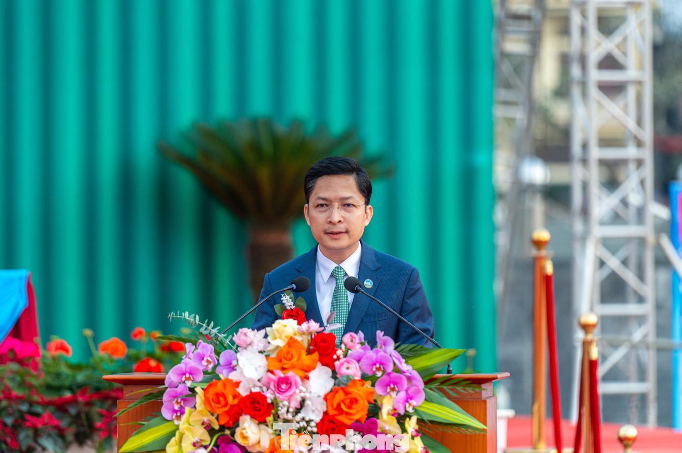 Trong lời phát biểu tiễn các tân binh lên đường nhập ngũ, ông Phạm Lê Hưng, Chủ tịch UBND thành phố Cẩm Phả mong muốn các chiến sĩ phát huy vai trò xung kích của thế hệ thanh niên trẻ, cố gắng rèn luyện phẩm chất, đạo đức, sớm trở về đóng góp cho quê hương. Trong lời phát biểu tiễn các tân binh lên đường nhập ngũ, ông Phạm Lê Hưng, Chủ tịch UBND thành phố Cẩm Phả mong muốn các chiến sĩ phát huy vai trò xung kích của thế hệ thanh niên trẻ, cố gắng rèn luyện phẩm chất, đạo đức, sớm trở về đóng góp cho quê hương.