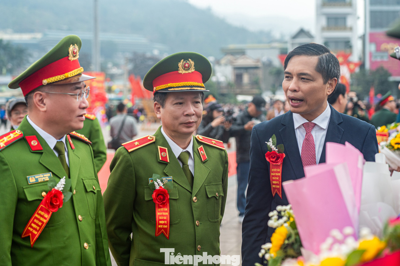 Tham gia lễ giao nhận quân tại TP Cẩm Phả có Thiếu tướng Nguyễn Ngọc Thanh - Phó Tư lệnh Bộ Tư lệnh Cảnh sát cơ động, Bộ Công an; ông Vũ Văn Diện - Phó Chủ tịch UBND tỉnh Quảng Ninh; đại tá Nguyễn Thuận - Phó Giám đốc Công an tỉnh Quảng Ninh. Tham gia lễ giao nhận quân tại TP Cẩm Phả có Thiếu tướng Nguyễn Ngọc Thanh - Phó Tư lệnh Bộ Tư lệnh Cảnh sát cơ động, Bộ Công an; ông Vũ Văn Diện - Phó Chủ tịch UBND tỉnh Quảng Ninh; đại tá Nguyễn Thuận - Phó Giám đốc Công an tỉnh Quảng Ninh.