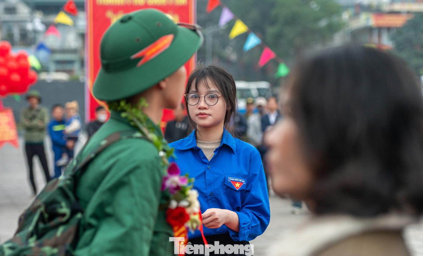 Thu Phương - đoàn viên Thành Đoàn Cẩm Phả, chia sẻ, cô cảm thấy rất xúc động khi được tham gia tiễn những thanh niên ưu tú lên đường nhập ngũ. Thu Phương - đoàn viên Thành Đoàn Cẩm Phả, chia sẻ, cô cảm thấy rất xúc động khi được tham gia tiễn những thanh niên ưu tú lên đường nhập ngũ.
