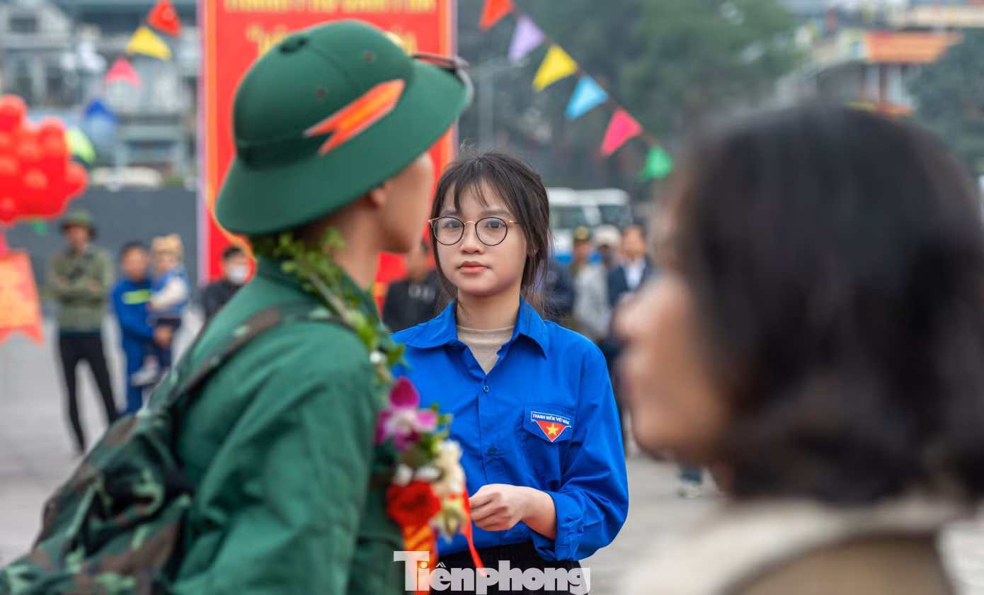 Thu Phương - đoàn viên Thành Đoàn Cẩm Phả, chia sẻ, cô cảm thấy rất xúc động khi được tham gia tiễn những thanh niên ưu tú lên đường nhập ngũ.