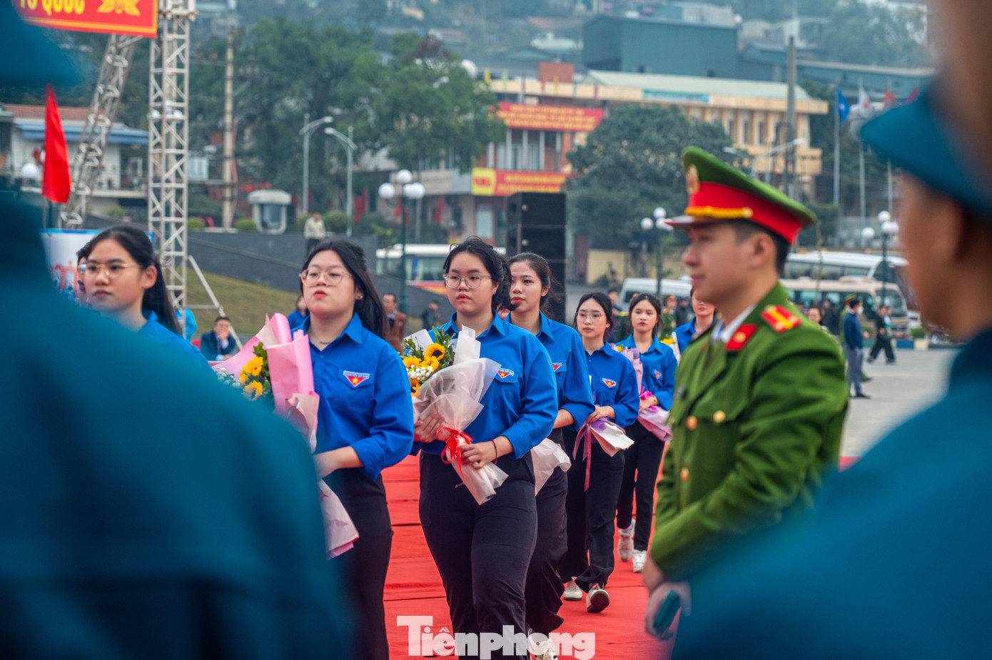 Để kịp thời động viên các thanh niên chuẩn bị lên đường nhập ngũ, những ngày qua, các ban, ngành, đoàn thể, cấp ủy, chính quyền địa phương đã có những hoạt động thiết thực như: Gặp mặt, thăm hỏi, động viên, tặng quà, tặng sổ tiết kiệm cho các gia đình, nhất là những gia đình thanh niên có hoàn cảnh khó khăn, tạo khí thế vui tươi, phấn khởi, để họ yên tâm rèn luyện, cống hiến trong môi trường quân ngũ trau dồi kiến thức, nghiêm túc rèn luyện để trưởng thành về mọi mặt trong thời gian nhập ngũ. Để kịp thời động viên các thanh niên chuẩn bị lên đường nhập ngũ, những ngày qua, các ban, ngành, đoàn thể, cấp ủy, chính quyền địa phương đã có những hoạt động thiết thực như: Gặp mặt, thăm hỏi, động viên, tặng quà, tặng sổ tiết kiệm cho các gia đình, nhất là những gia đình thanh niên có hoàn cảnh khó khăn, tạo khí thế vui tươi, phấn khởi, để họ yên tâm rèn luyện, cống hiến trong môi trường quân ngũ trau dồi kiến thức, nghiêm túc rèn luyện để trưởng thành về mọi mặt trong thời gian nhập ngũ.