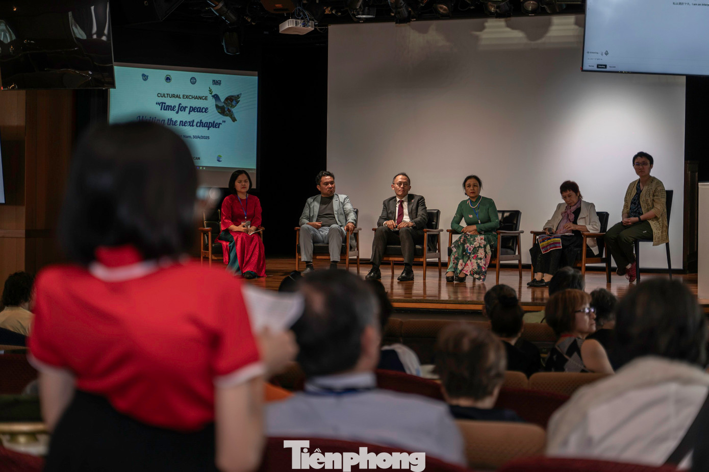 Tại Việt Nam, hàng nghìn người bị ảnh hưởng bởi chiến tranh, trong đó có nhiều người sinh ra bị mắc các khuyết tật do cha, mẹ bị nhiễm chất độc màu da cam - Dioxin. Các diễn giả đã chia sẻ quan điểm, các góc nhìn đa dạng về hòa bình, những bài học kinh nghiệm rút ra từ quá trình hoạt động vì hòa bình, thúc đẩy sự hiểu biết và hợp tác toàn cầu; đồng thời gửi thông điệp về tình đoàn kết, tiếp tục nỗ lực gìn giữ hòa bình tới thế hệ trẻ.