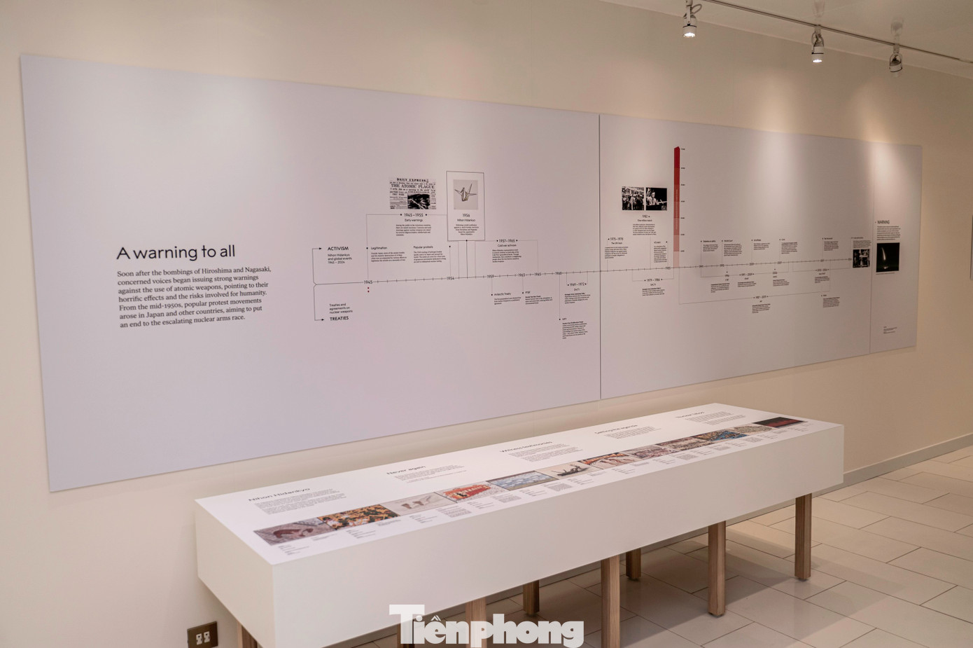 Bức tường với thông điệp Một lời cảnh báo cho tất cả. "Ngay sau vụ đánh bom Hiroshima và Nagasaki, những tiếng nói quan ngại bắt đầu đưa ra những cảnh báo mạnh mẽ chống lại việc sử dụng vũ khí nguyên tử, chỉ ra những tác động khủng khiếp của chúng và những rủi ro liên quan đến nhân loại. Từ giữa những năm 1950, các phong trào phản đối quần chúng đã nổi lên ở Nhật Bản và các quốc gia khác, nhằm mục đích chấm dứt cuộc chạy đua vũ trang hạt nhân đang leo thang".