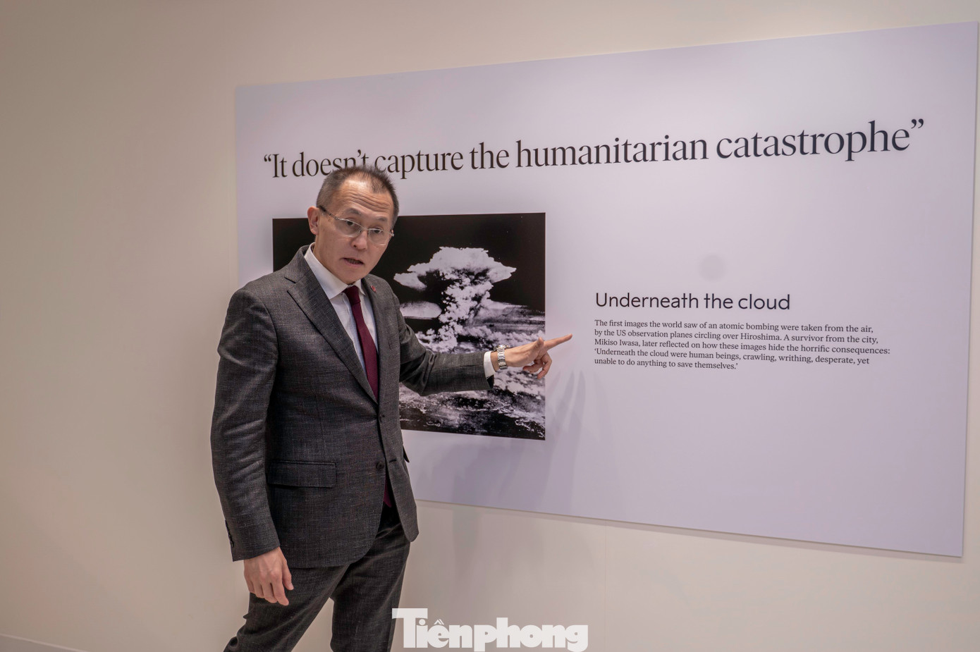 Trước đó, các đại biểu, diễn giả được đi tham quan phòng triển lãm các bức ảnh và tư liệu ghi lại hình ảnh thảm họa bom hạt nhân tại Hiroshima và Nagasaki, Nhật Bản vào ngày 6 và 9 tháng 8 năm 1945.