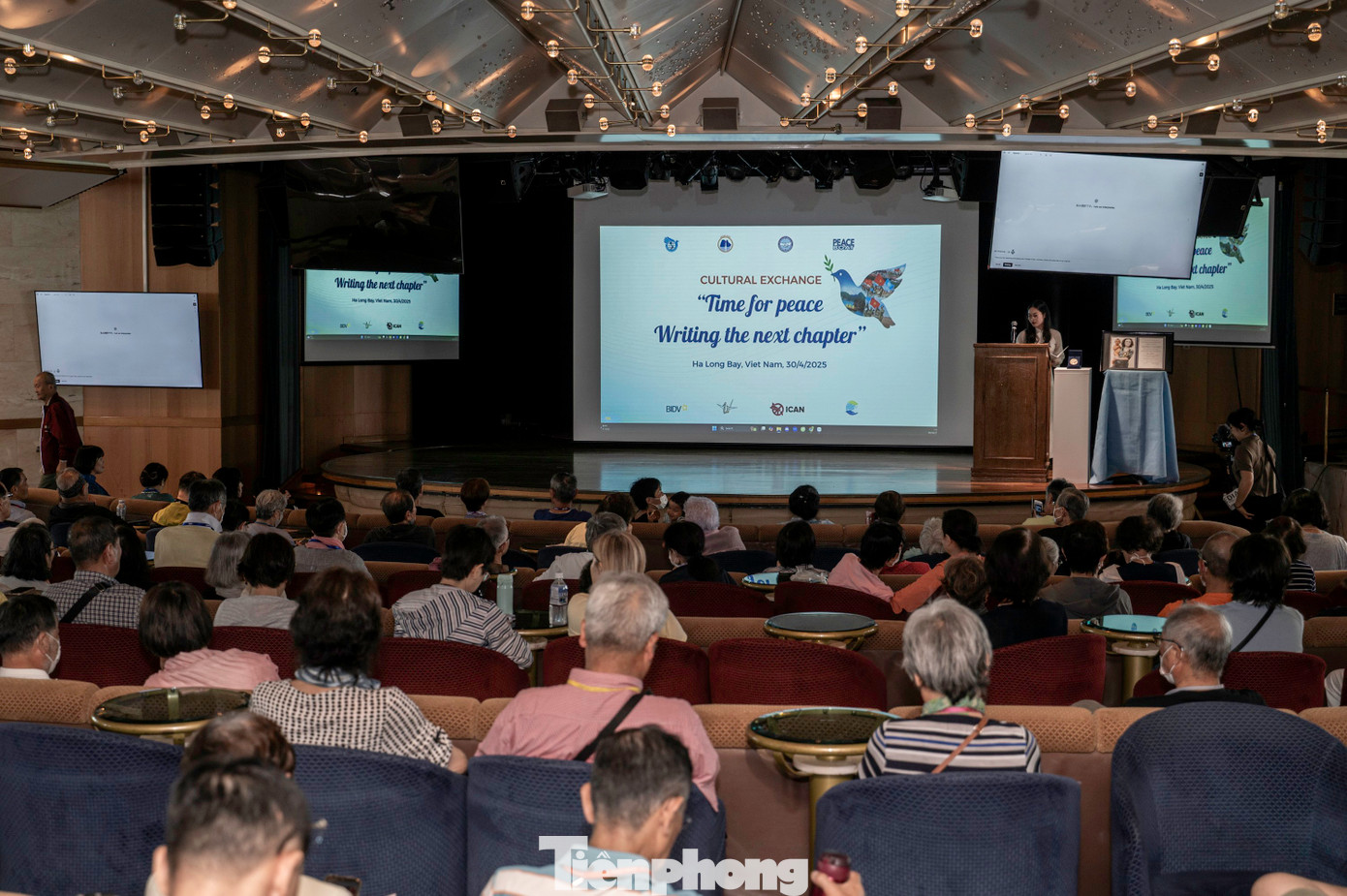 Ngày 30/4, trên tàu Hòa Bình, Cảng tàu khách quốc tế Hạ Long (Quảng Ninh), Liên hiệp các tổ chức hữu nghị Việt Nam (VUFO) phối hợp cùng Tổ chức Tàu Hòa Bình và hai tổ chức từng được trao giải Nobel Hòa bình - Liên đoàn Nihon Hidankyo và Chiến dịch quốc tế xóa bỏ vũ khí hạt nhân (ICAN) tổ chức chương trình giao lưu văn hóa với chủ đề “Viết tiếp câu chuyện hòa bình”.