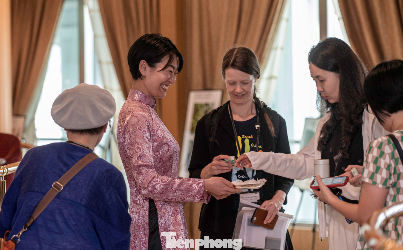 Thông qua trình diễn trang phục dân tộc, giới thiệu về đặc sản địa phương, các đoàn viên thanh niên VUFO đã mang đến các đại biểu Tàu Hòa bình cái nhìn trực quan về văn hóa Việt Nam. Bài trình bày nhận được sự hưởng ứng nồng nhiệt từ các đại biểu quốc tế.