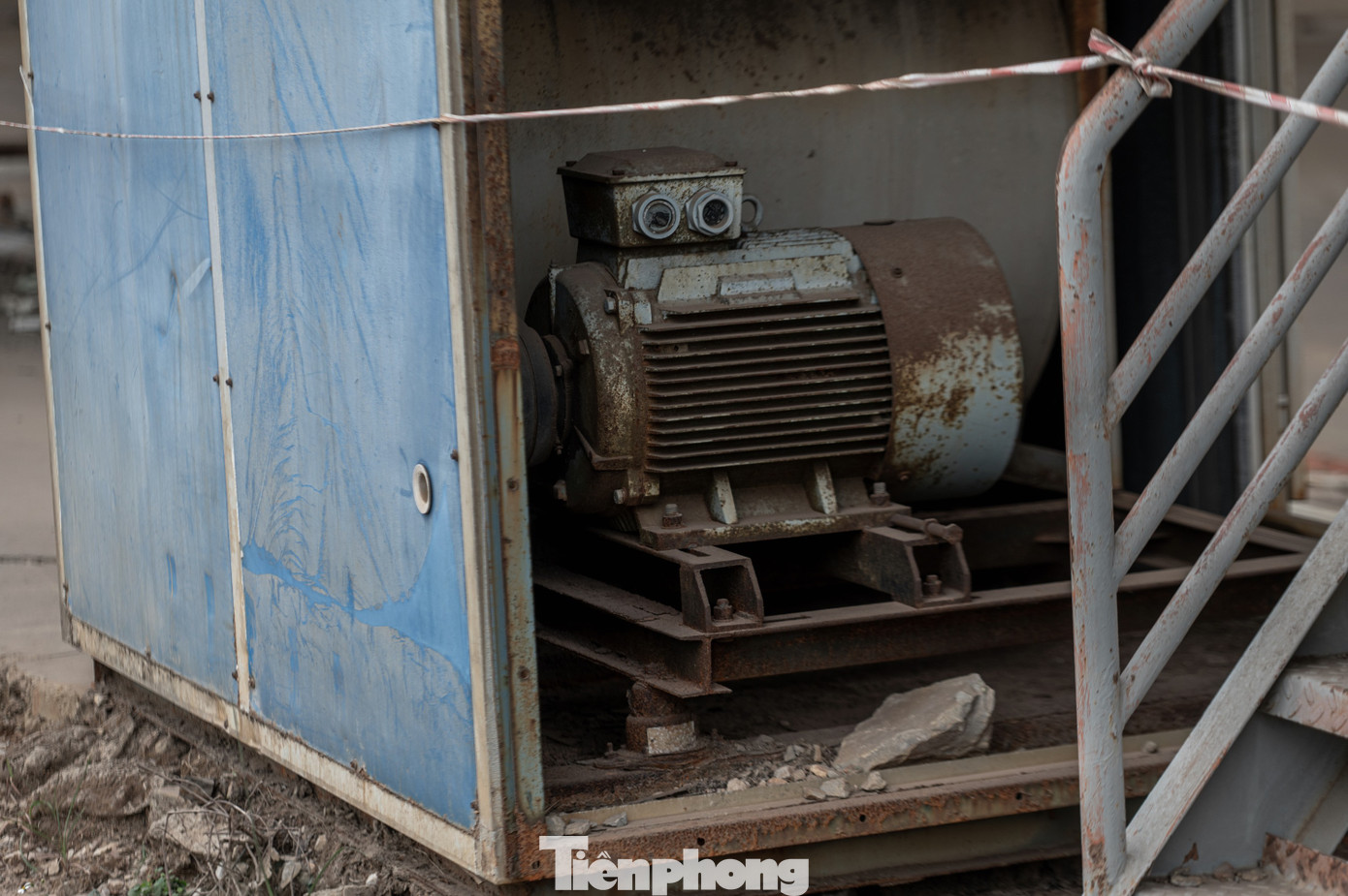 Nhiều chi tiết máy thay thế, dự phòng chưa từng được sử dụng vẫn nằm không trong hộp bảo quản. Nhiều chi tiết máy thay thế, dự phòng chưa từng được sử dụng vẫn nằm không trong hộp bảo quản.