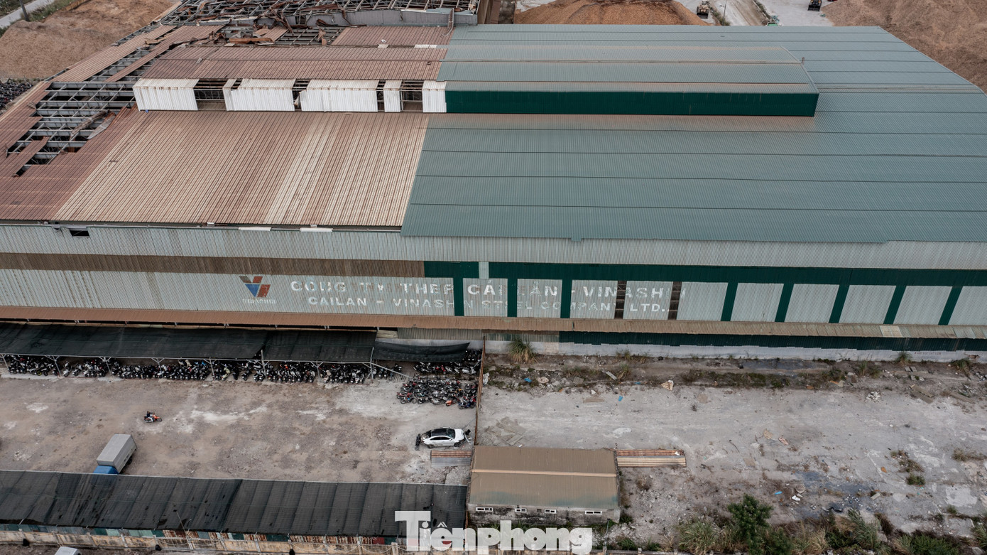 Từ là niềm hi vọng, nhà máy dần dần đi vào lãng quên trong ký ức của những kỹ sư đóng tàu Việt Nam. Dấu vết duy nhất còn lại là logo và tấm biển Công ty thép cái lân - Vinashin đang bị mờ dần theo thời gian. Từ là niềm hi vọng, nhà máy dần dần đi vào lãng quên trong ký ức của những kỹ sư đóng tàu Việt Nam. Dấu vết duy nhất còn lại là logo và tấm biển Công ty thép cái lân - Vinashin đang bị mờ dần theo thời gian.