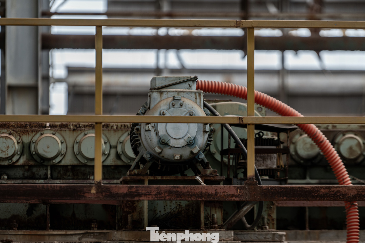 Phía bên trong, đầy những kết cấu máy móc phục vụ cho nhà máy chỉ hoạt động đúng một lần sau đó phủ bụi trong suốt gần 15 năm qua. Phía bên trong, đầy những kết cấu máy móc phục vụ cho nhà máy chỉ hoạt động đúng một lần sau đó phủ bụi trong suốt gần 15 năm qua.
