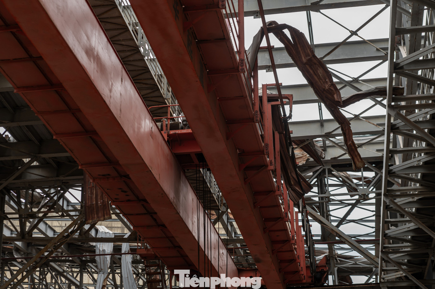 Phía bên trong, đầy những kết cấu máy móc phục vụ cho nhà máy chỉ hoạt động đúng một lần sau đó phủ bụi trong suốt gần 15 năm qua. Phía bên trong, đầy những kết cấu máy móc phục vụ cho nhà máy chỉ hoạt động đúng một lần sau đó phủ bụi trong suốt gần 15 năm qua.