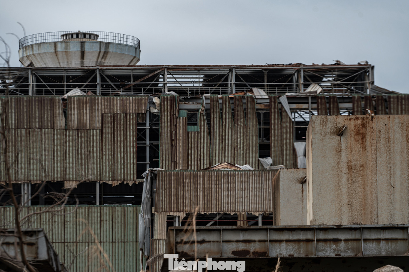 Khó có thể tưởng tượng ra cảnh hoang phế này bởi trước đó, nơi này từng được coi là đơn vị sẽ cung ứng thép tấm với số lượng lớn cho ngành đóng tàu Việt Nam. Khó có thể tưởng tượng ra cảnh hoang phế này bởi trước đó, nơi này từng được coi là đơn vị sẽ cung ứng thép tấm với số lượng lớn cho ngành đóng tàu Việt Nam.