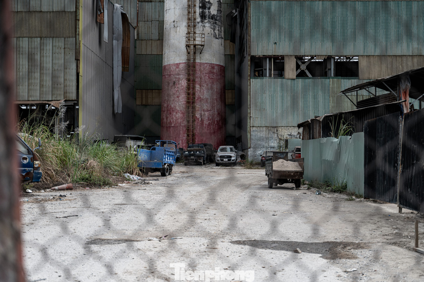 Xung quanh nhà máy bị rào kín không có công nhân vận hành hay sửa chữa, chỉ còn một vài người bảo vệ thực hiện trông coi khối tàn sản nghìn tỷ bỏ không. Xung quanh nhà máy bị rào kín không có công nhân vận hành hay sửa chữa, chỉ còn một vài người bảo vệ thực hiện trông coi khối tàn sản nghìn tỷ bỏ không.