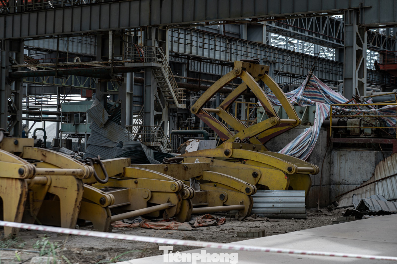 Thiết bị, sắt thép để lâu dẫn đến hư hỏng, hoen gỉ, nằm chỏng chơ như đống sắt phế liệu. Thiết bị, sắt thép để lâu dẫn đến hư hỏng, hoen gỉ, nằm chỏng chơ như đống sắt phế liệu.