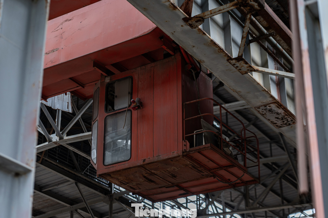 Phía bên trong, đầy những kết cấu máy móc phục vụ cho nhà máy chỉ hoạt động đúng một lần sau đó phủ bụi trong suốt gần 15 năm qua. Phía bên trong, đầy những kết cấu máy móc phục vụ cho nhà máy chỉ hoạt động đúng một lần sau đó phủ bụi trong suốt gần 15 năm qua.