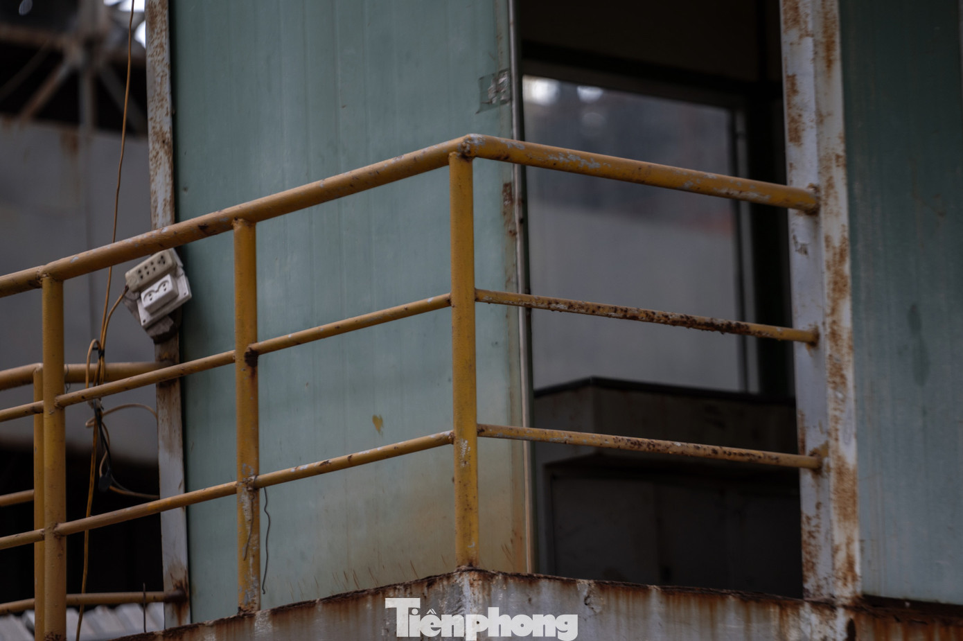 "Từ khi tôi làm việc trong khu công nghiệp này, chưa từng thấy một công nhân nào làm việc trong Nhà máy Cán nóng thép Cái Lân. Nhà máy luôn cửa đóng then cài và không có tiếng máy móc hoạt động", anh N.T.D. (30 tuổi, công nhân tại Khu công nghiệp Cái Lân), cho biết. "Từ khi tôi làm việc trong khu công nghiệp này, chưa từng thấy một công nhân nào làm việc trong Nhà máy Cán nóng thép Cái Lân. Nhà máy luôn cửa đóng then cài và không có tiếng máy móc hoạt động", anh N.T.D. (30 tuổi, công nhân tại Khu công nghiệp Cái Lân), cho biết.