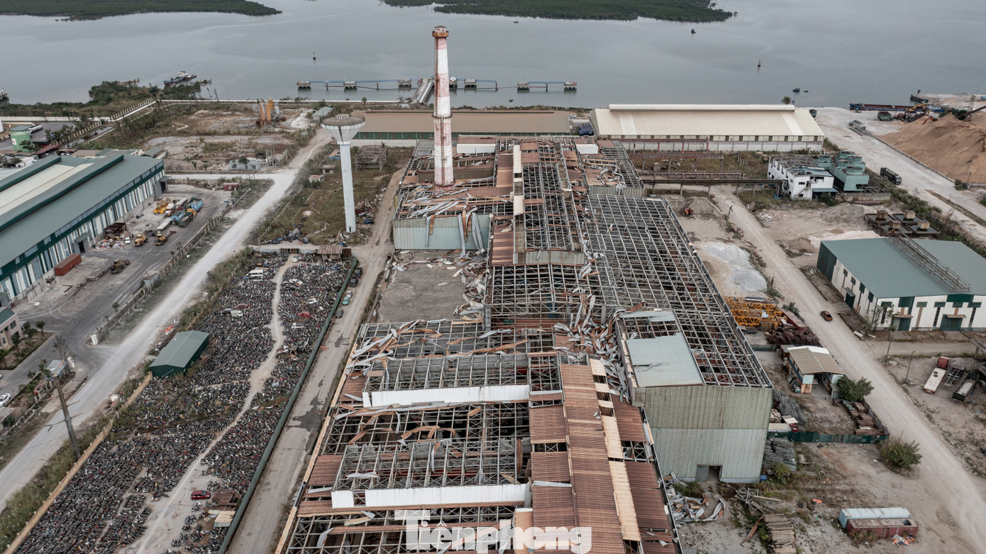 Ghi nhận của báo Tiền Phong, nhà máy nằm bên bờ vịnh Cửa Lục bị dừng hoạt động trở thành "khối sắt" khổng lồ bị lãng quên. Sau bão số 3 (yagi) vào tháng 9 vừa qua, toàn bộ phần mái tôn của nhà máy đã gần như bị xé tan. Ghi nhận của báo Tiền Phong, nhà máy nằm bên bờ vịnh Cửa Lục bị dừng hoạt động trở thành "khối sắt" khổng lồ bị lãng quên. Sau bão số 3 (yagi) vào tháng 9 vừa qua, toàn bộ phần mái tôn của nhà máy đã gần như bị xé tan.