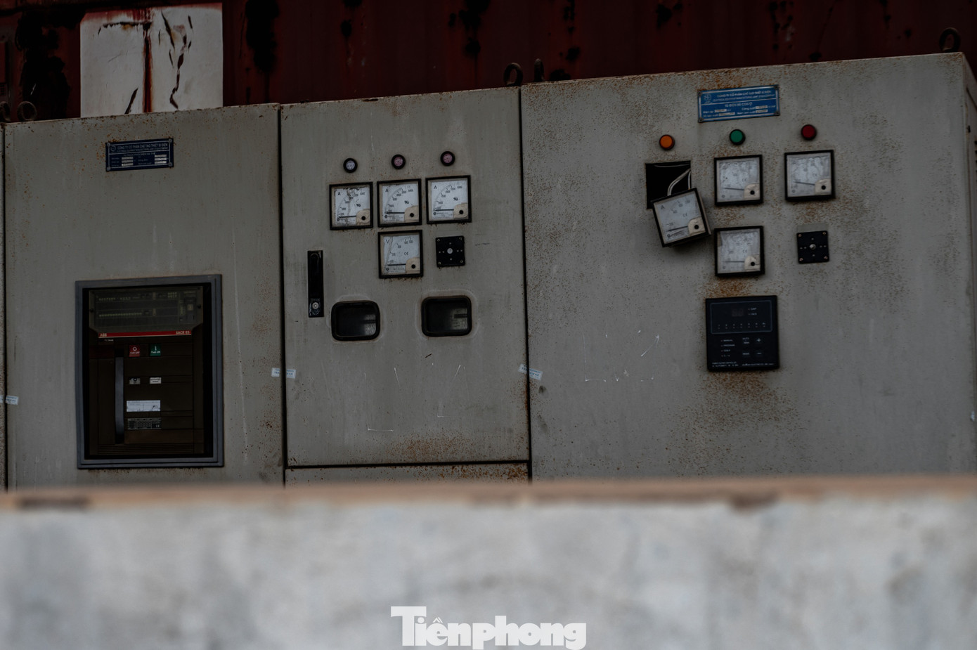Phía bên trong, đầy những kết cấu máy móc phục vụ cho nhà máy chỉ hoạt động đúng một lần sau đó phủ bụi trong suốt gần 15 năm qua. Phía bên trong, đầy những kết cấu máy móc phục vụ cho nhà máy chỉ hoạt động đúng một lần sau đó phủ bụi trong suốt gần 15 năm qua.