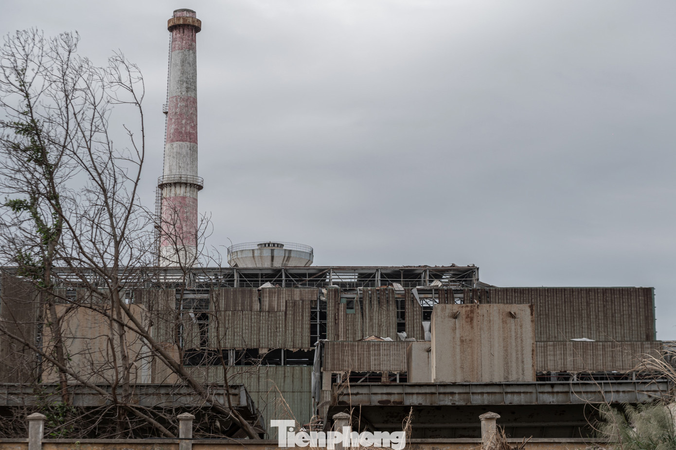 Không thể tái cơ cấu cũng như không thể phục hồi sản xuất và bán không được, nhà máy nghìn tỷ cứ tiếp tục trong diện nằm chờ, bỏ không ngay giữa khu công nghiệp sầm uất của Hạ Long. Không thể tái cơ cấu cũng như không thể phục hồi sản xuất và bán không được, nhà máy nghìn tỷ cứ tiếp tục trong diện nằm chờ, bỏ không ngay giữa khu công nghiệp sầm uất của Hạ Long.