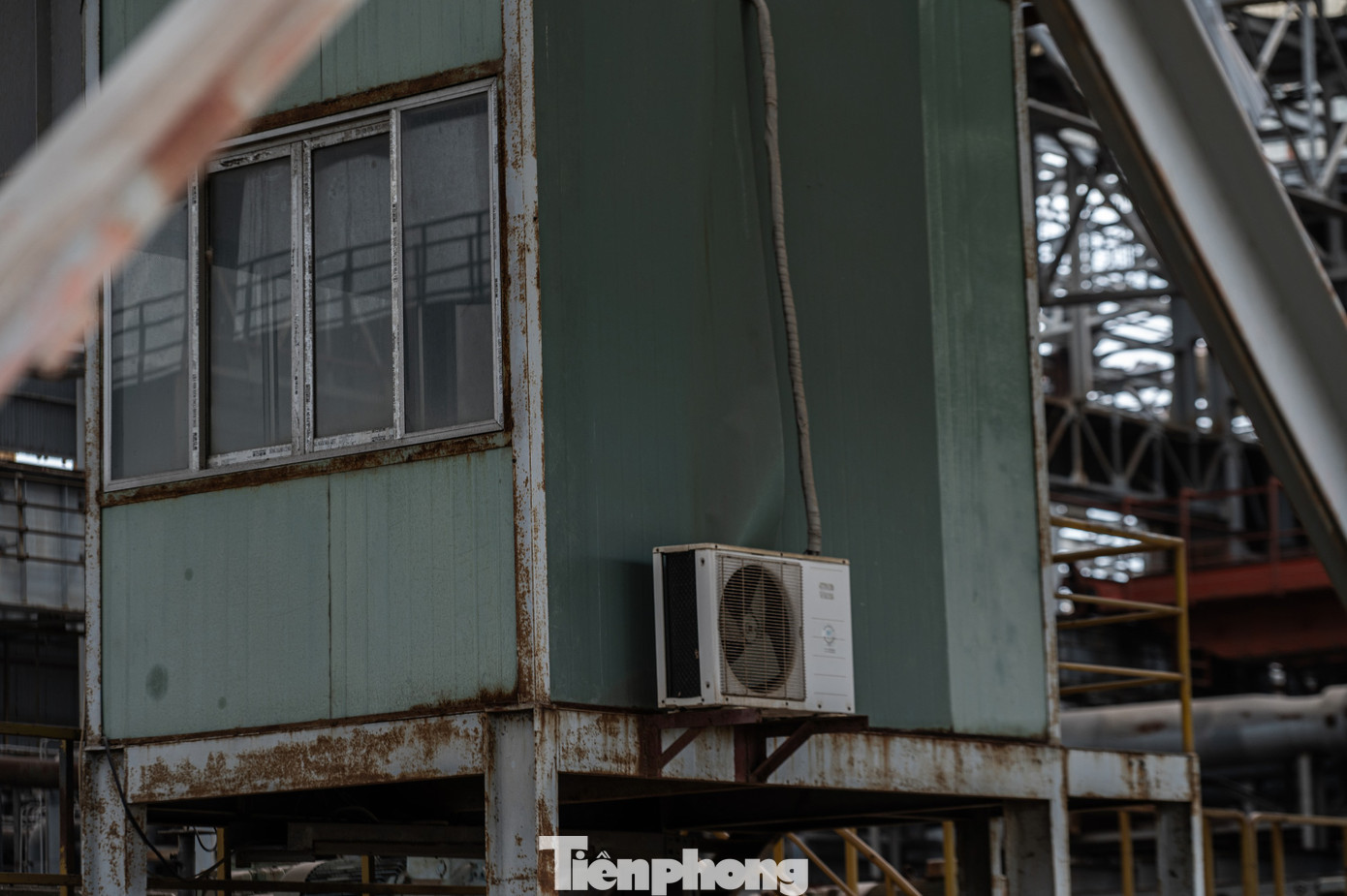 "Từ khi tôi làm việc trong khu công nghiệp này, chưa từng thấy một công nhân nào làm việc trong Nhà máy Cán nóng thép Cái Lân. Nhà máy luôn cửa đóng then cài và không có tiếng máy móc hoạt động", anh N.T.D. (30 tuổi, công nhân tại Khu công nghiệp Cái Lân), cho biết. "Từ khi tôi làm việc trong khu công nghiệp này, chưa từng thấy một công nhân nào làm việc trong Nhà máy Cán nóng thép Cái Lân. Nhà máy luôn cửa đóng then cài và không có tiếng máy móc hoạt động", anh N.T.D. (30 tuổi, công nhân tại Khu công nghiệp Cái Lân), cho biết.