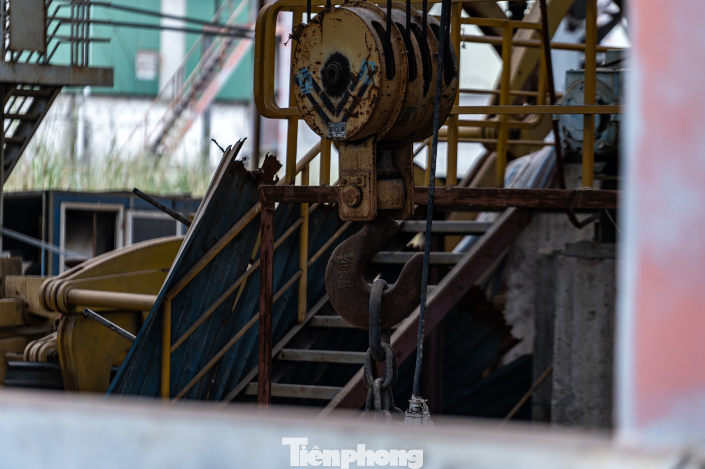 Thiết bị, sắt thép để lâu dẫn đến hư hỏng, hoen gỉ, nằm chỏng chơ như đống sắt phế liệu. Thiết bị, sắt thép để lâu dẫn đến hư hỏng, hoen gỉ, nằm chỏng chơ như đống sắt phế liệu.